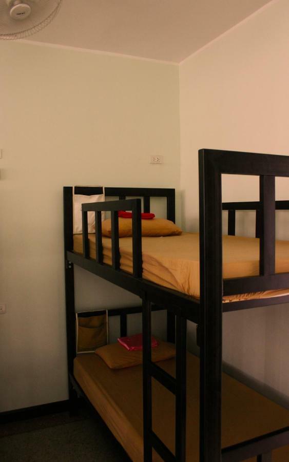 Born Free Hostel Bangkok Exterior photo